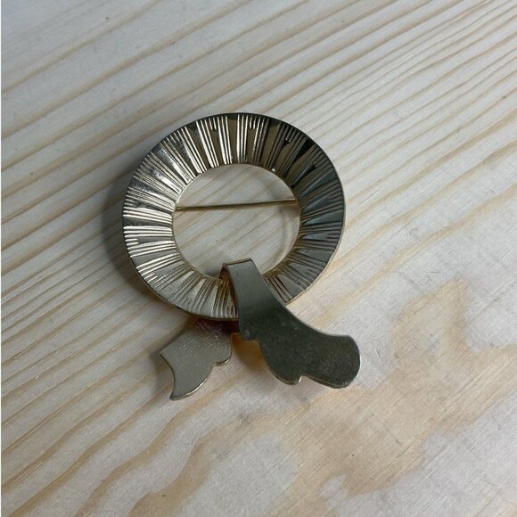 Vintage Gold-Tone Brooch With Abstract Design - Picture 1 of 3